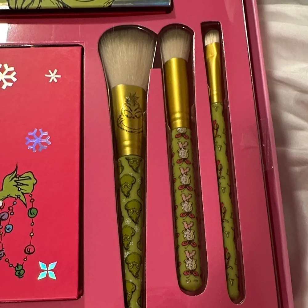 Grinch Eyeshadow and Complexion Palettes and Brush Set.